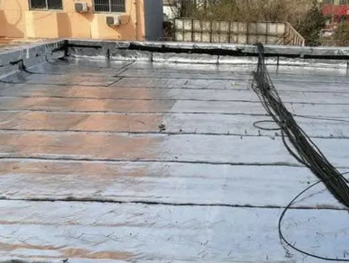 经开区卫生间漏水维修公司分享下经开区屋面楼顶防水刚性防水层施工要点。